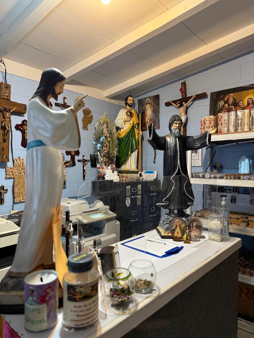 Imágenes de Cristo, San Judas Tadeo y San Charbel en la tienda